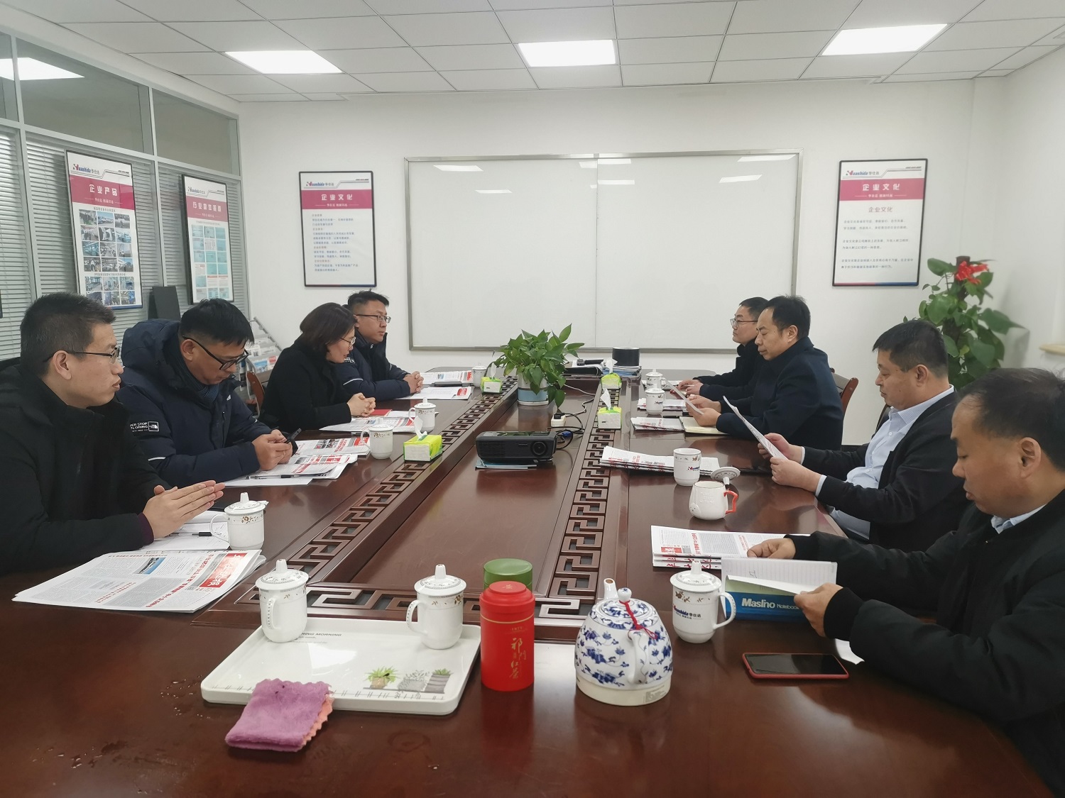 领导班子新年计划碰头会.jpg
