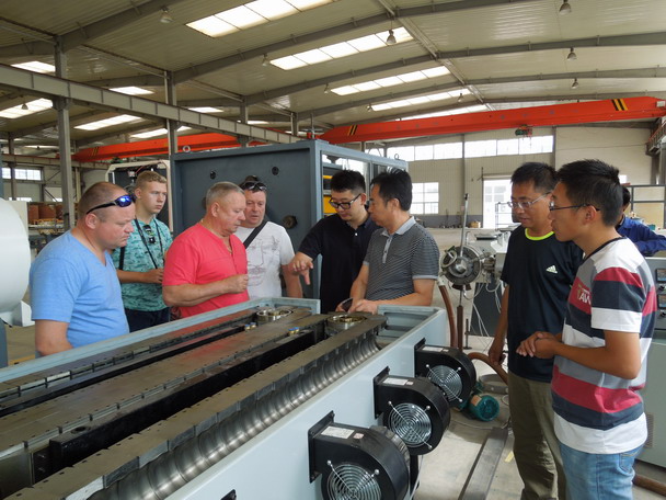 俄罗斯客户对华仕达情有独钟 签单聚氨酯发泡保温管生产线