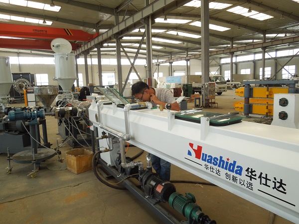 为了贵州山里群众的吃水问题 华仕达加紧生产PVC管材设备