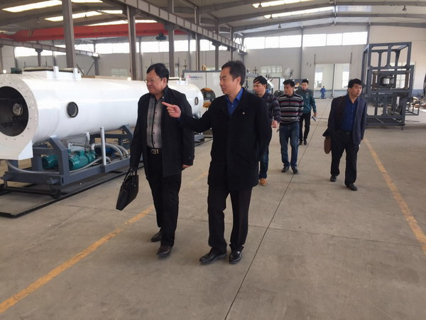 华仕达真空定径比内充气法制造保温管生产线优势