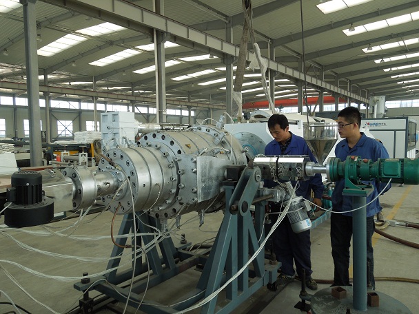 华仕达打造PE-850/1380规格的保温管生产线