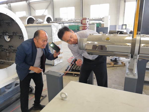 曲格管业冯总亲自验收华仕达保温管生产线