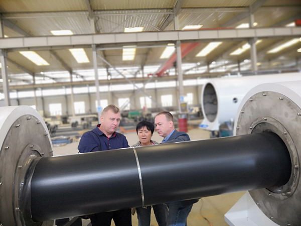 俄罗斯客户试生产了五种规格保温管材华仕达保温管设备质量过硬