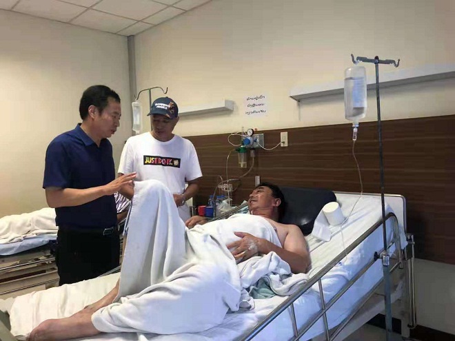 闻讯中国游客在老挝发生车祸  华仕达董事长黄保东专程慰问