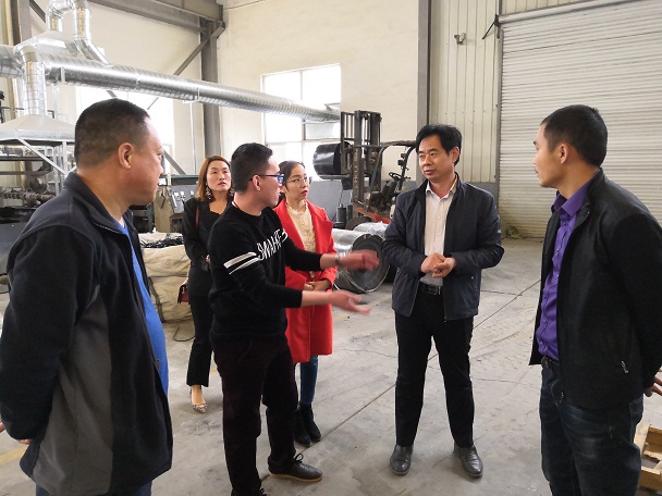 华仕达为客户免费安装电热熔带设备的换网器