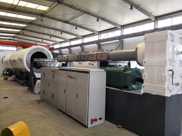 巨邦已经生产了1万多吨料的螺杆是华仕达保温管生产线上的