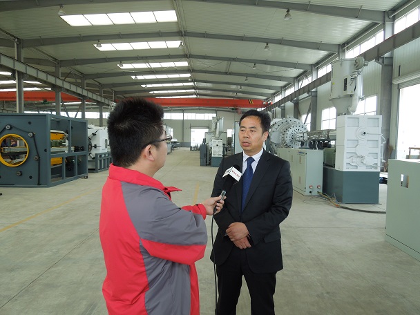 华仕达被青岛电视台追踪报道8年的保温管生产线