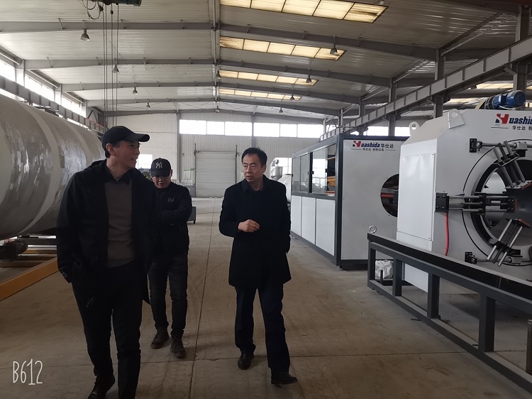 一天三家客户都是来华仕达采购保温管生产线的