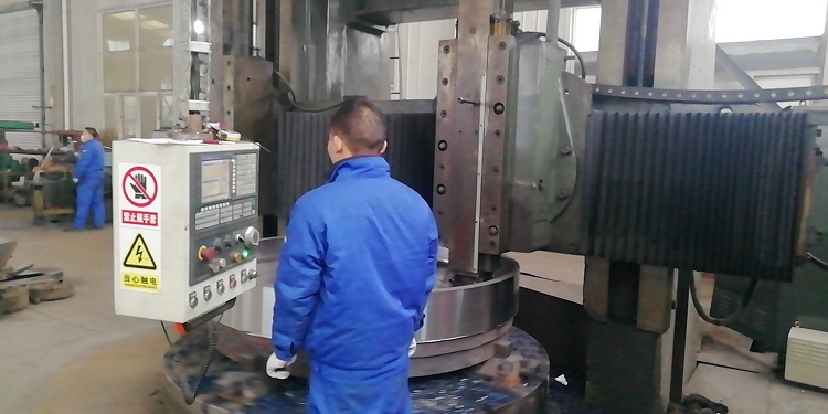 华仕达机件自主加工保证了3PE钢管防腐生产线的质量