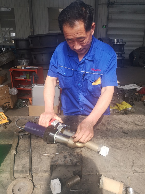 吃饭事小为客户修焊枪事大