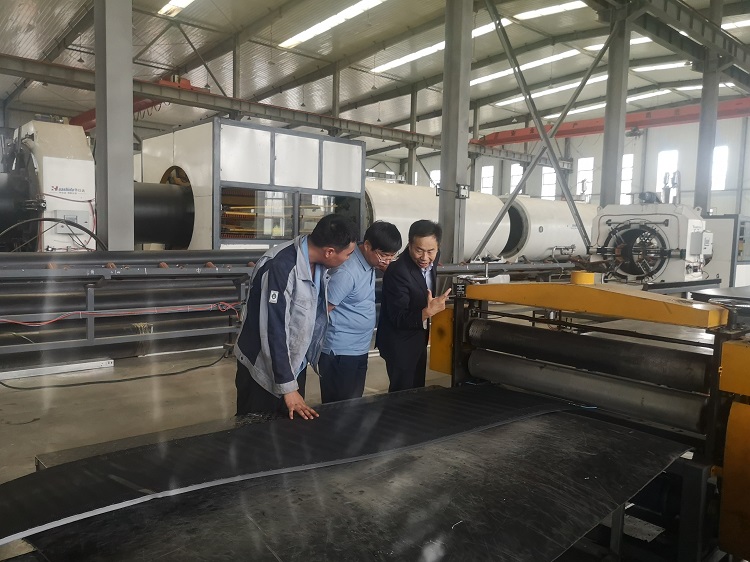 华仕达董事长黄保东亲自到鸿鑫指导电热熔套制作