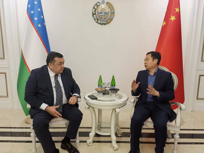 黄保东在京会晤乌兹别克斯坦投资工贸部  副部长伊尔扎特.卡西莫夫