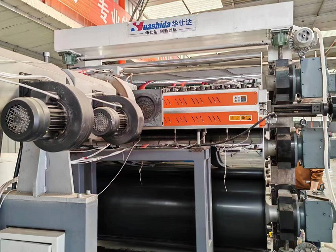 华仕达1800型电热熔带生产线在振德兴开足马力生产