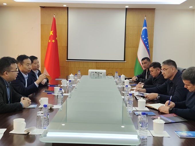 黄保东在乌兹别克会见锡尔河州长马赫穆达利耶夫  双方就华仕达钢管防腐生产线项目开展了友好磋商