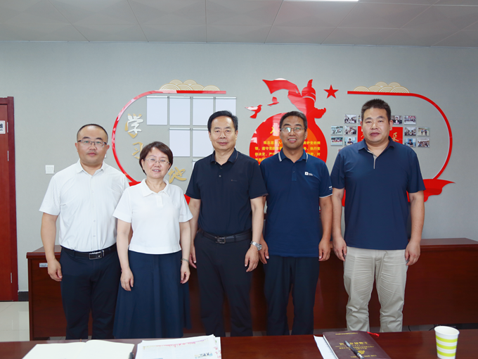 榆林市外事外经局局长任小春会见华仕达董事长黄保东