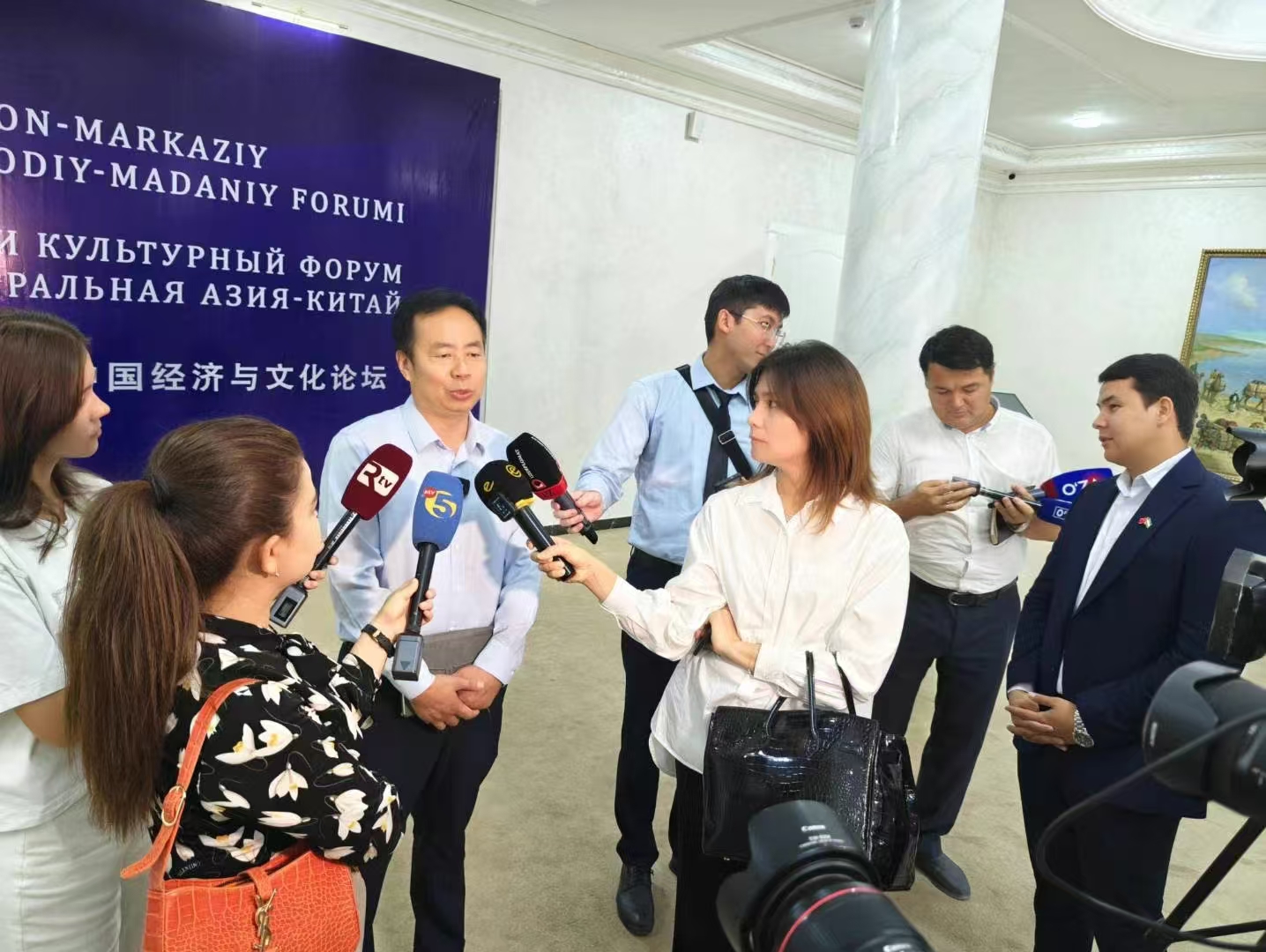黄保东在乌出席中亚经济与文化论坛并发表华仕达制造理念