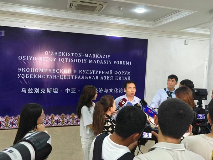 黄保东在乌兹别克接受媒体采访  表示要为当地经济建设做出华仕达贡献