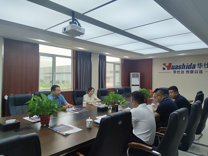 华仕达挤出机、模具及无屑切割机在一步法柔性流涂式PERT保温管设备上的应用 华仕达挤出机、模具及无屑切割机在一步法柔性流涂式PERT保温管设备上的应用