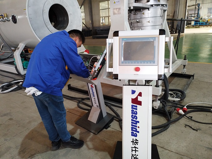 华仕达董事长黄保东调度生产进度  全力确保管道设备交付