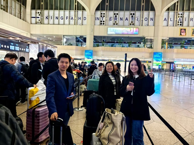 今天给你讲述黄保东团队冒着战火硝烟在沙特的经历